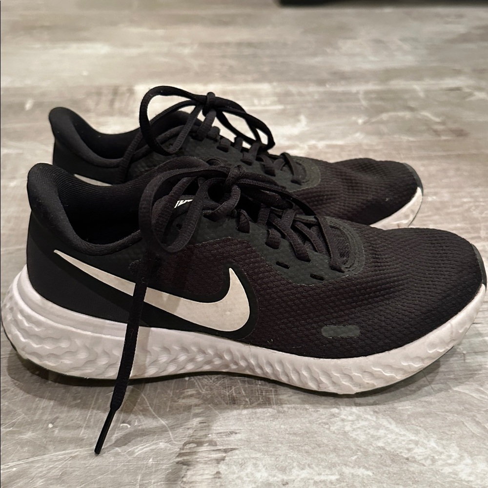 Nike Revolution Black and White Running Shoes Size 6.5